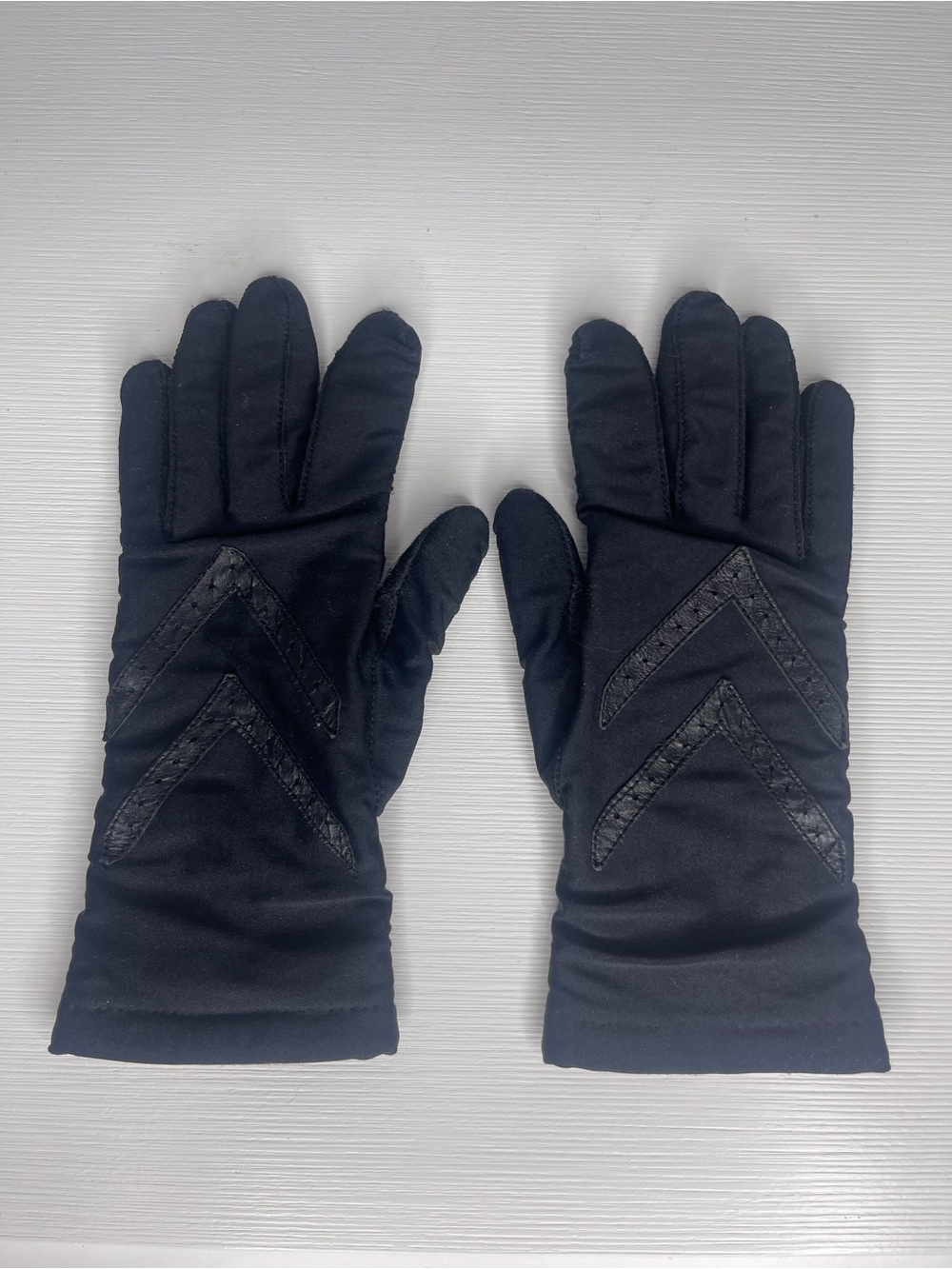 Women’s Vintage Isotoner Chevron Driving Gloves